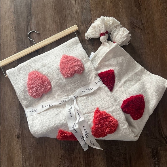 Valentines blanket raised hearts and has tassels Nicole Miller - Picture 7 of 7